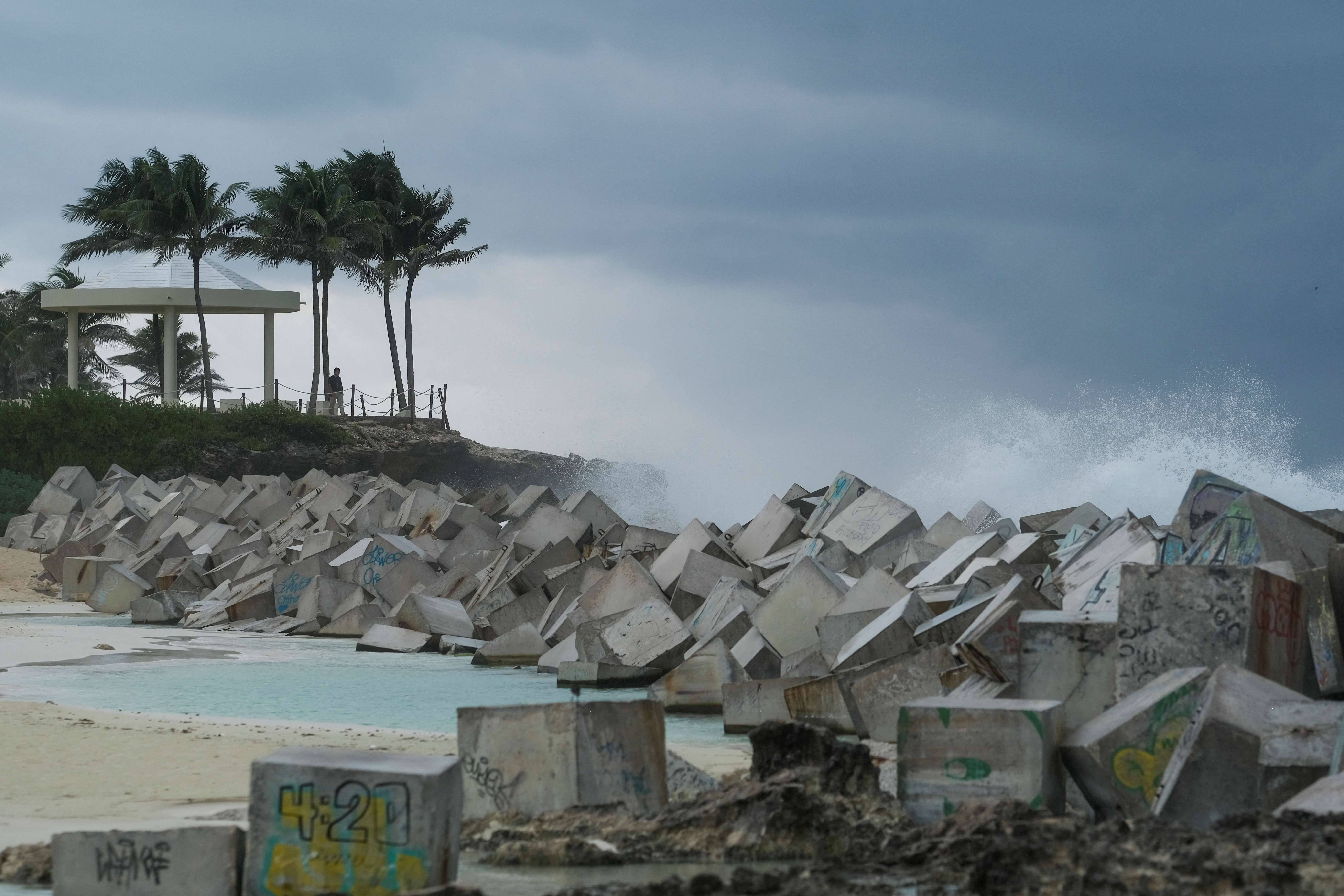 Ondas em um quebra-mar enquanto a tempestade tropical Helene se aproxima da Península de Yucatán, no México – 24/09/2024 (Foto: Paola Chiomante/Reuters)