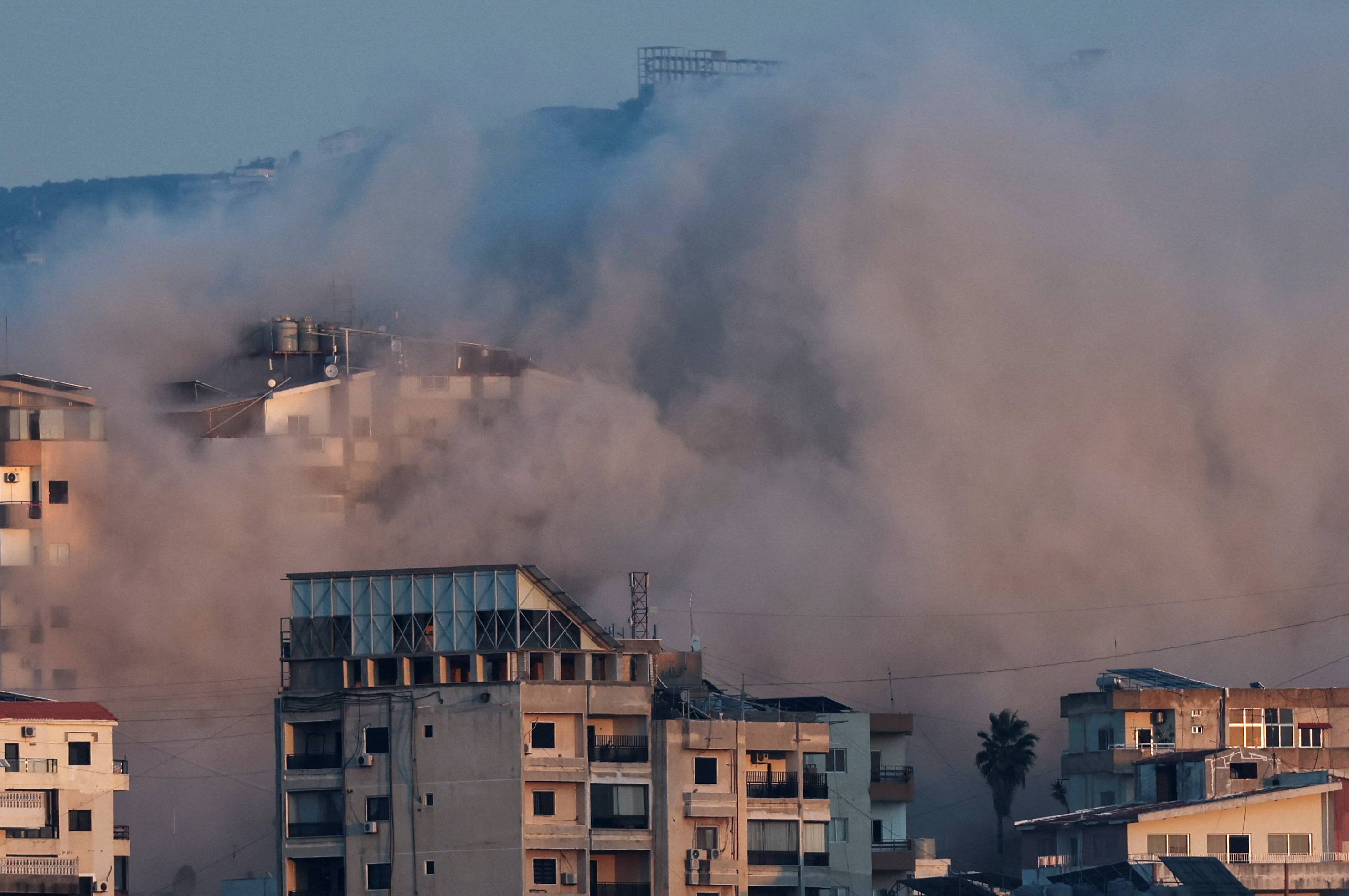 Fumaça sobe sobre o sul do Líbano após um ataque israelense, em meio a hostilidades transfronteiriças em andamento entre o Hezbollah e as forças israelenses, visto de Tiro, Líbano, em 25 de setembro de 2024. REUTERS/Amr Abdallah Dalsh