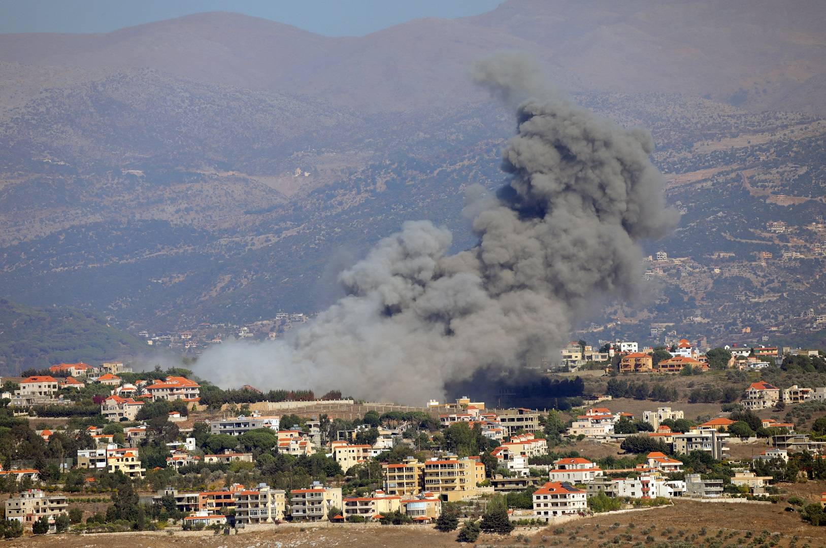 Fumaça se eleva sobre Khiam, em meio a hostilidades transfronteiriças entre o Hezbollah e as forças israelenses, vista de Marjayoun, perto da fronteira com Israel, em 25 de setembro de 2024. REUTERS/Karamallah Daher