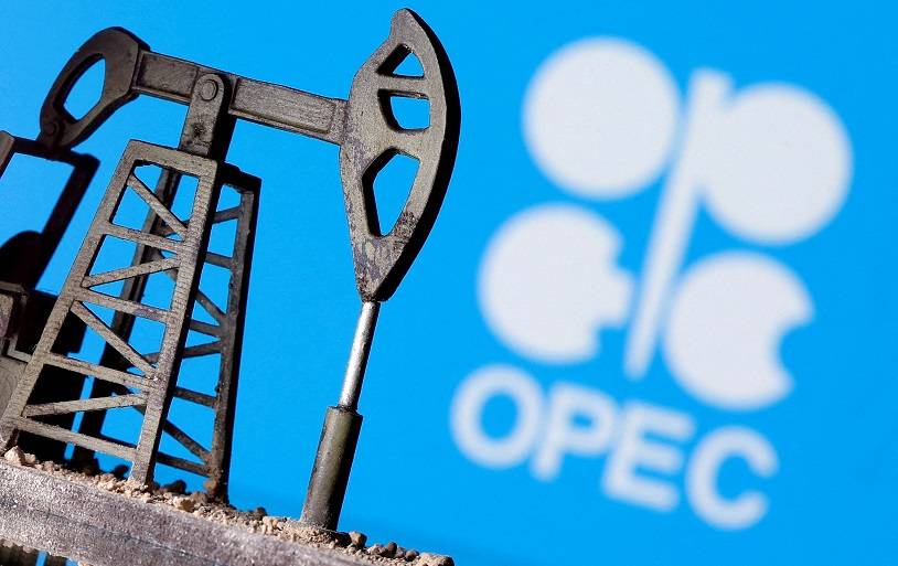 Bomba de petróleo impressa em 3D é vista em frente ao logotipo da OPEP em imagem ilustrativa (Foto: Ilustração de Dado Ruvic/Reuters)