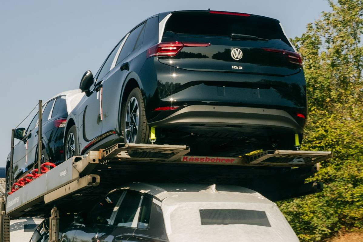 Carros recém-fabricados da Volkswagen em um caminhão próximo à fábrica da VW em Zwickau, Alemanha, na quarta-feira, 4 de setembro de 2024 (Iona Dutz/Bloomberg)
