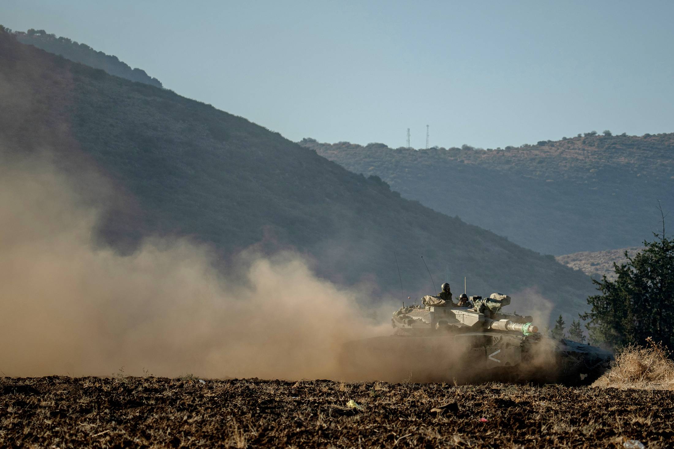 Tanques e veículos blindados israelenses se reúnem na fronteira entre Israel e o Líbano em 30 de setembro de 2024 (Erik Marmor/Getty Images)