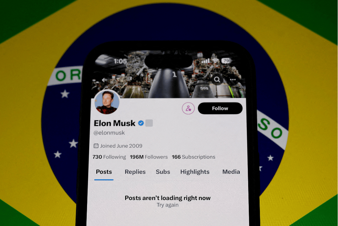 Ilustração com tela de celular mostrando conta de Elon Musk no X bloqueada após ordem de ministro do STF 31/08/2024 REUTERS/Jorge Silva

