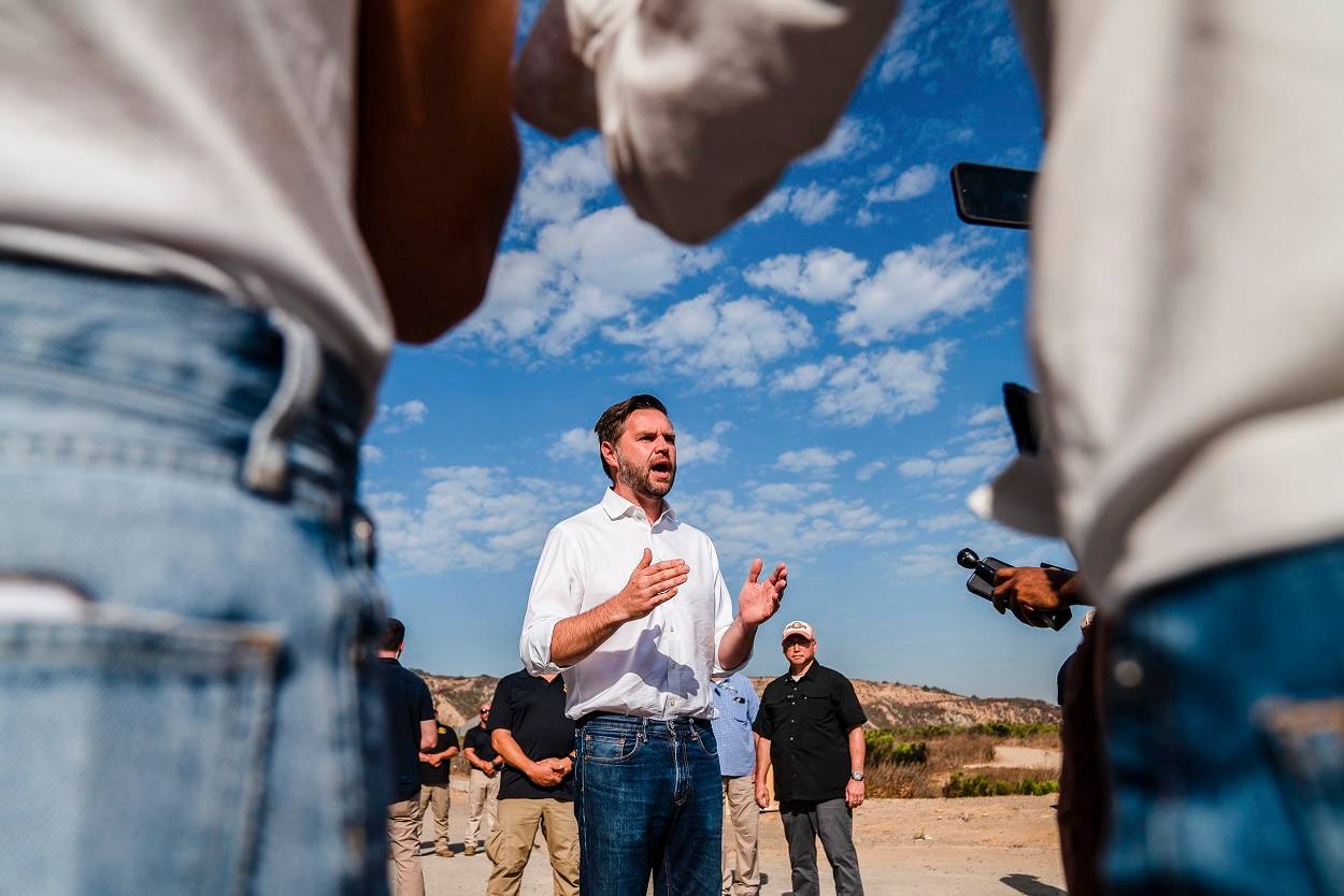 O senador JD Vance escreveu no X sobre relatos falsos de que animais de estimação estavam sendo sequestrados e comidos (Ariana Drehsler para The New York Times)