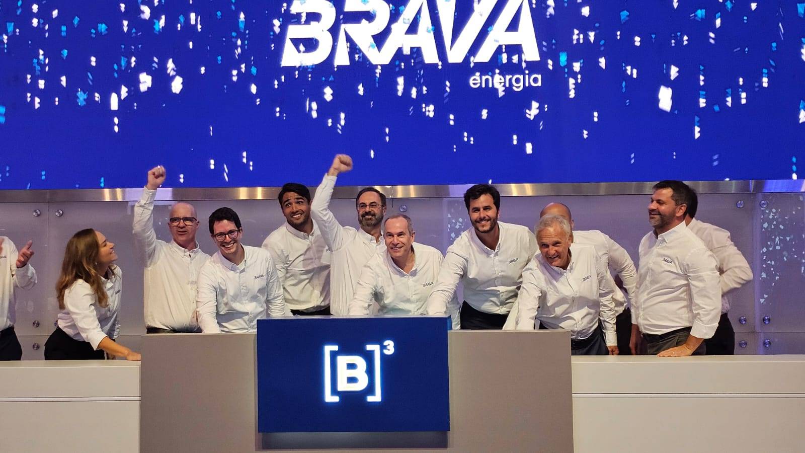 Décio Oddone (ao centro) e a diretoria-executiva da Brava Energia em toque simbólico da campainha na B3, em setembro de 2024 (Crédito: InfoMoney)