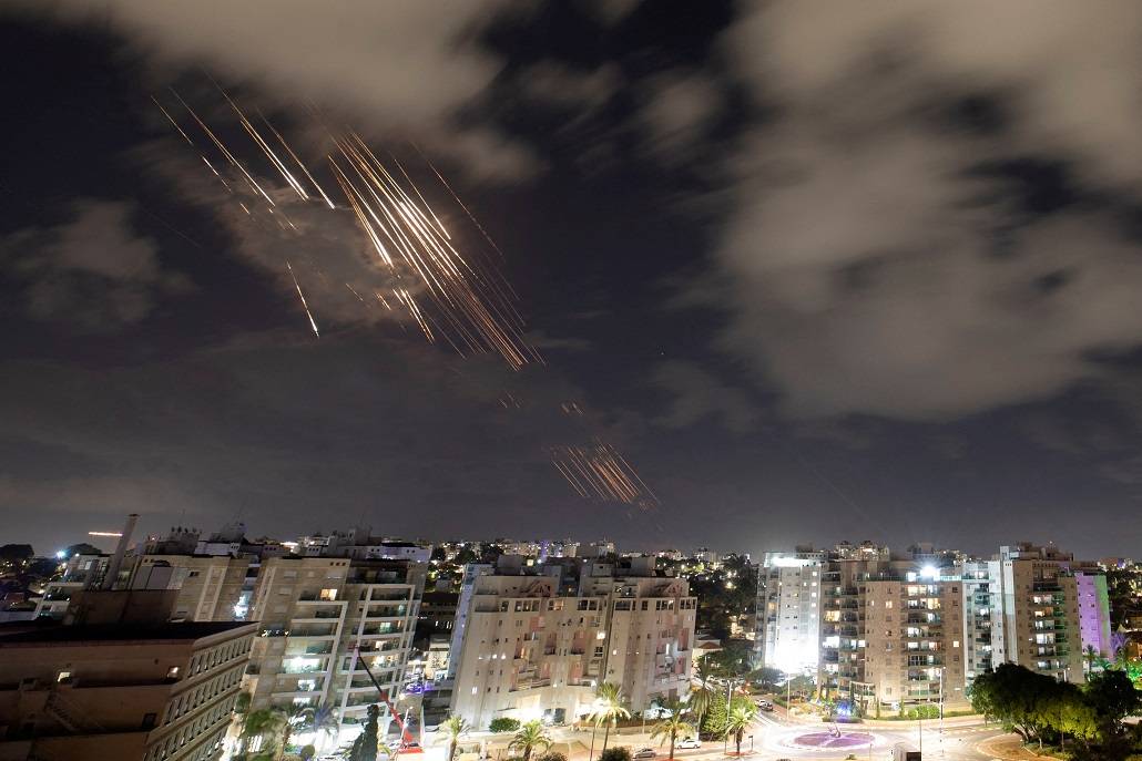 O sistema antimísseis Domo de Ferro de Israel intercepta foguetes, visto de Ashkelon, Israel, em 1º de outubro de 2024. REUTERS/Amir Cohen TPX IMAGES OF THE DAY