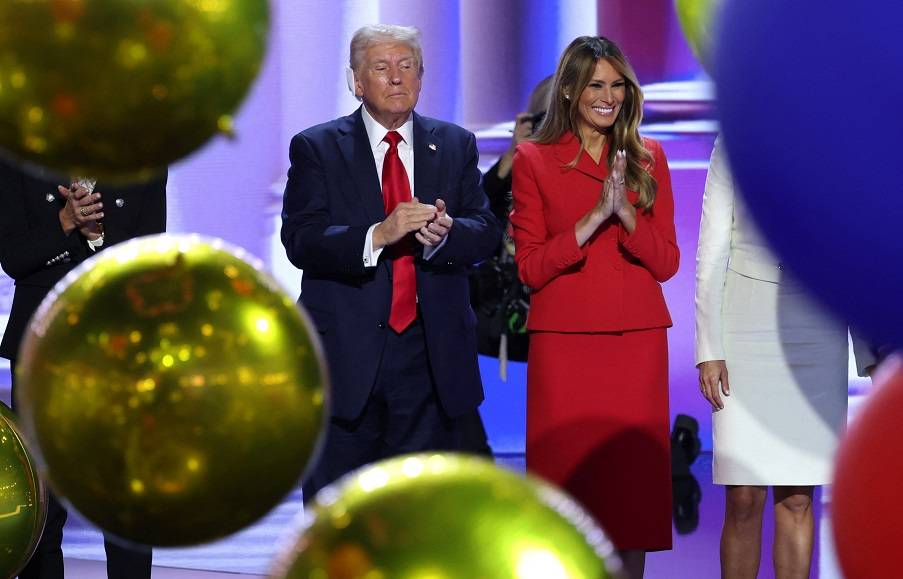 Melania Trump ao lado do marido, Donald Trump, em Milwaukee (REUTERS/Mike Segar)