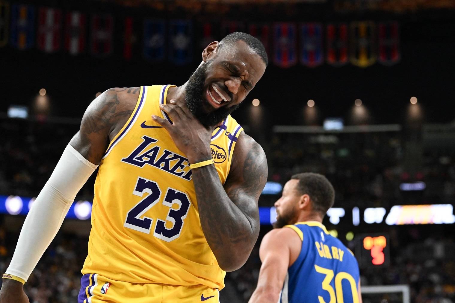 15 de outubro de 2024; Las Vegas, Nevada, EUA; O ala do Los Angeles Lakers, LeBron James (23), reage a uma jogada contra o Golden State Warriors no terceiro quarto de seu jogo de pré-temporada no T-Mobile Arena. Crédito obrigatório: Candice Ward-Imagn Images.