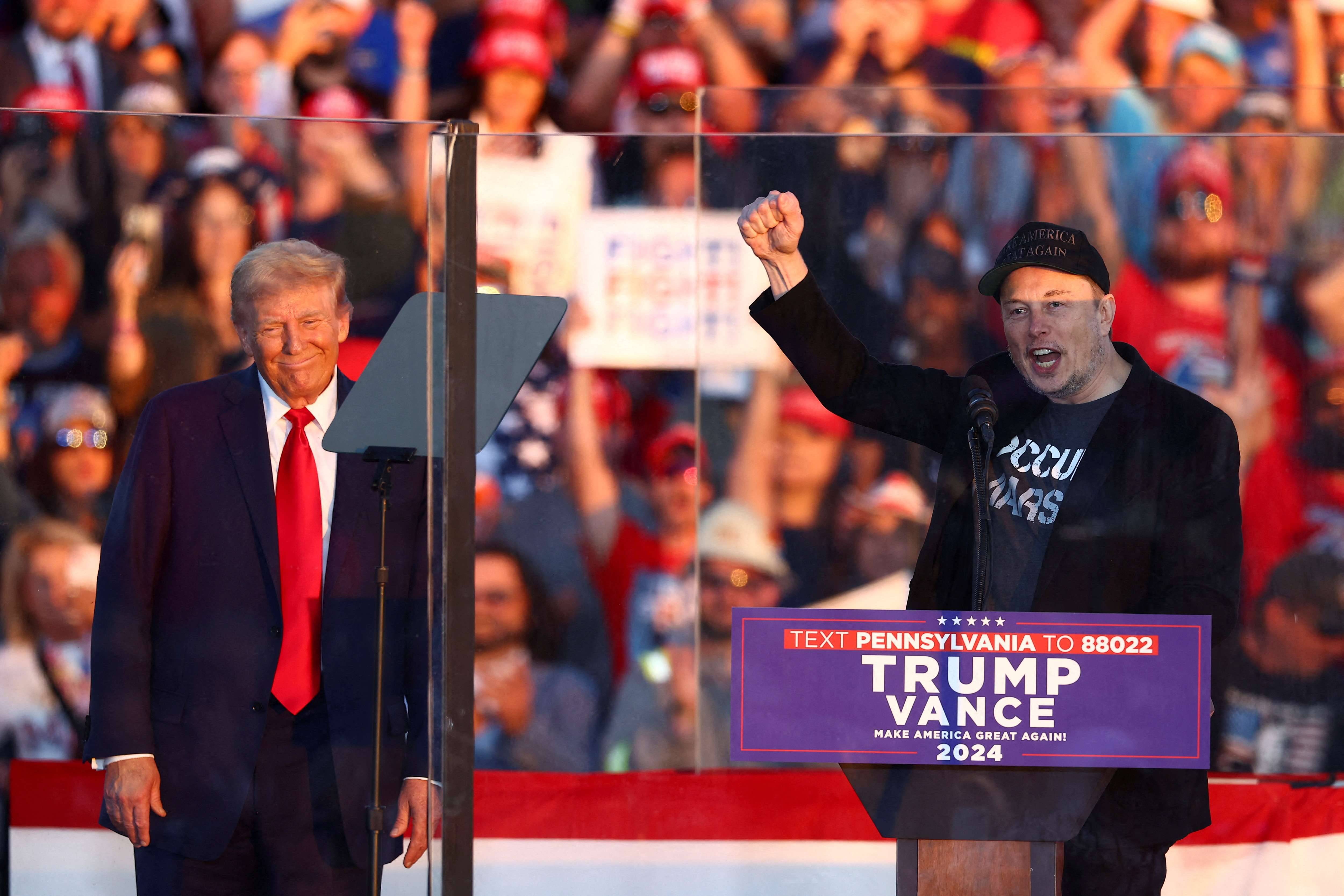 Elon Musk e Donald Trump em Butler, na Pensilvânia - 5/10/2024 (Foto: Carlos Barria/Reuters)