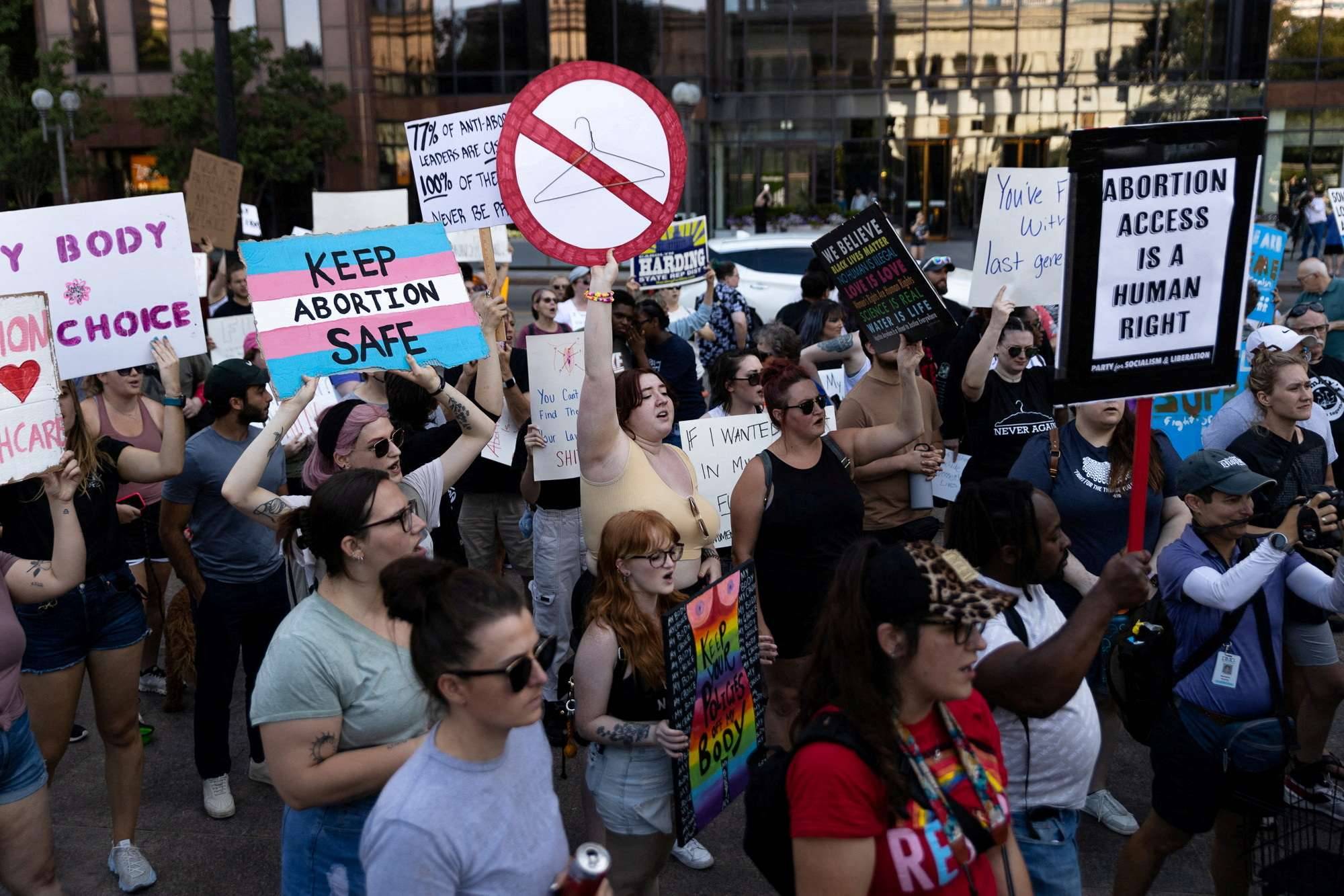 Manifestantes pelos direitos ao aborto se reúnem para uma manifestação em Columbus, Ohio 24/06/2022 (Foto: Megan Jelinger/Reuters)