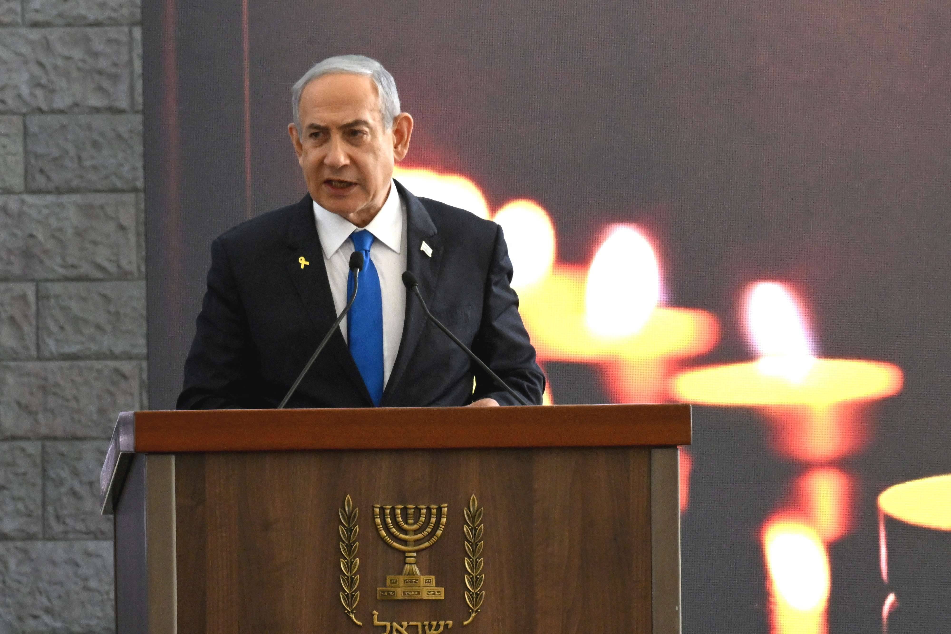 O primeiro-ministro de Israel, Benjamin Netanyahu, em cerimônia em memória às vítimas dos ataques do Hamas - 28/10/2024 (Foto: Debbie Hill/Pool via Reuters)