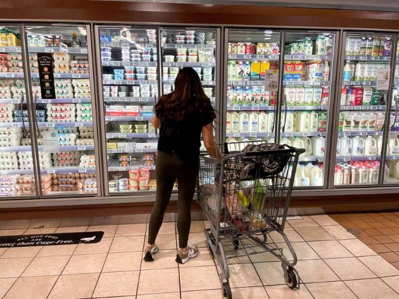 Consumidora em supermercado em Los Angeles, EUA (Foto: REUTERS/Lucy Nicholson)