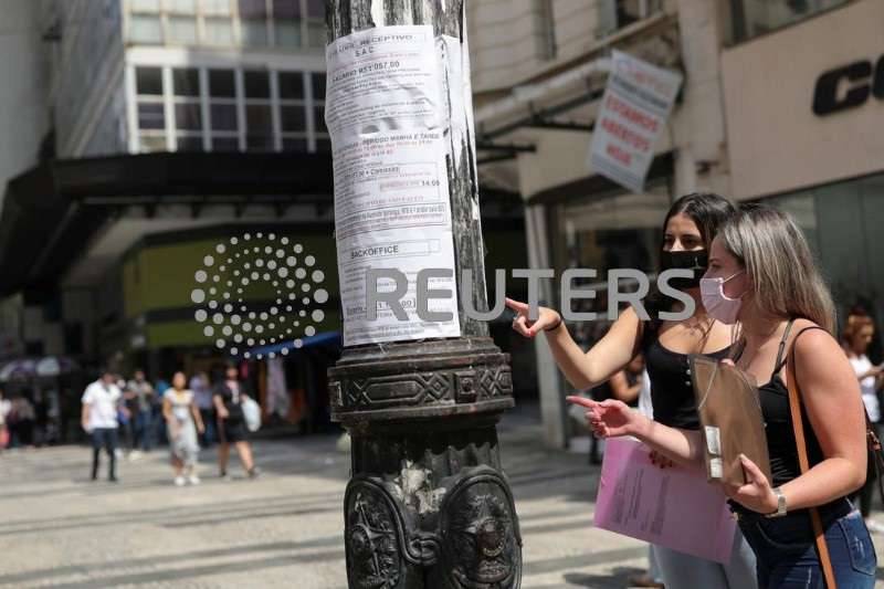 Pessoas procuram emprego no centro de São Paulo (Foto: Amanda Perobelli/Reuters)