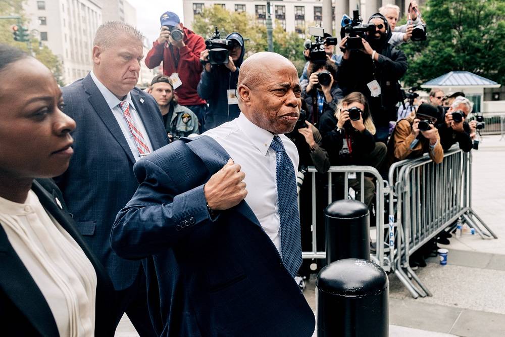 Eric Adams chega ao tribunal federal em Nova York em 2 de outubro. Fotógrafa: Jeenah Moon/Bloomberg