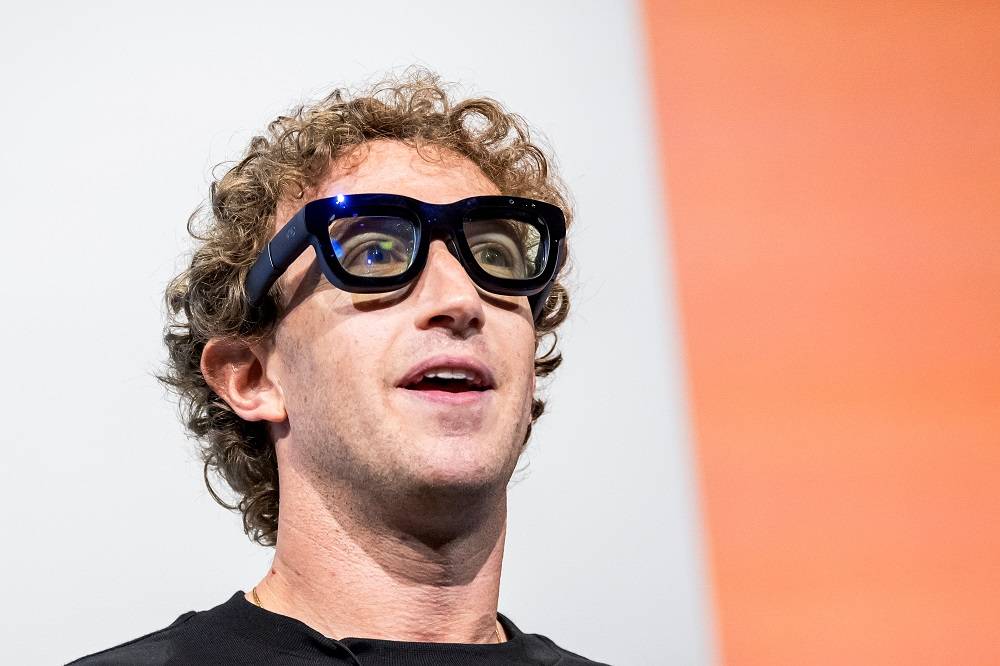 Mark Zuckerberg usa óculos de realidade aumentada Orion durante um evento em 25 de setembro em Menlo Park, Califórnia (David Paul Morris/Bloomberg)