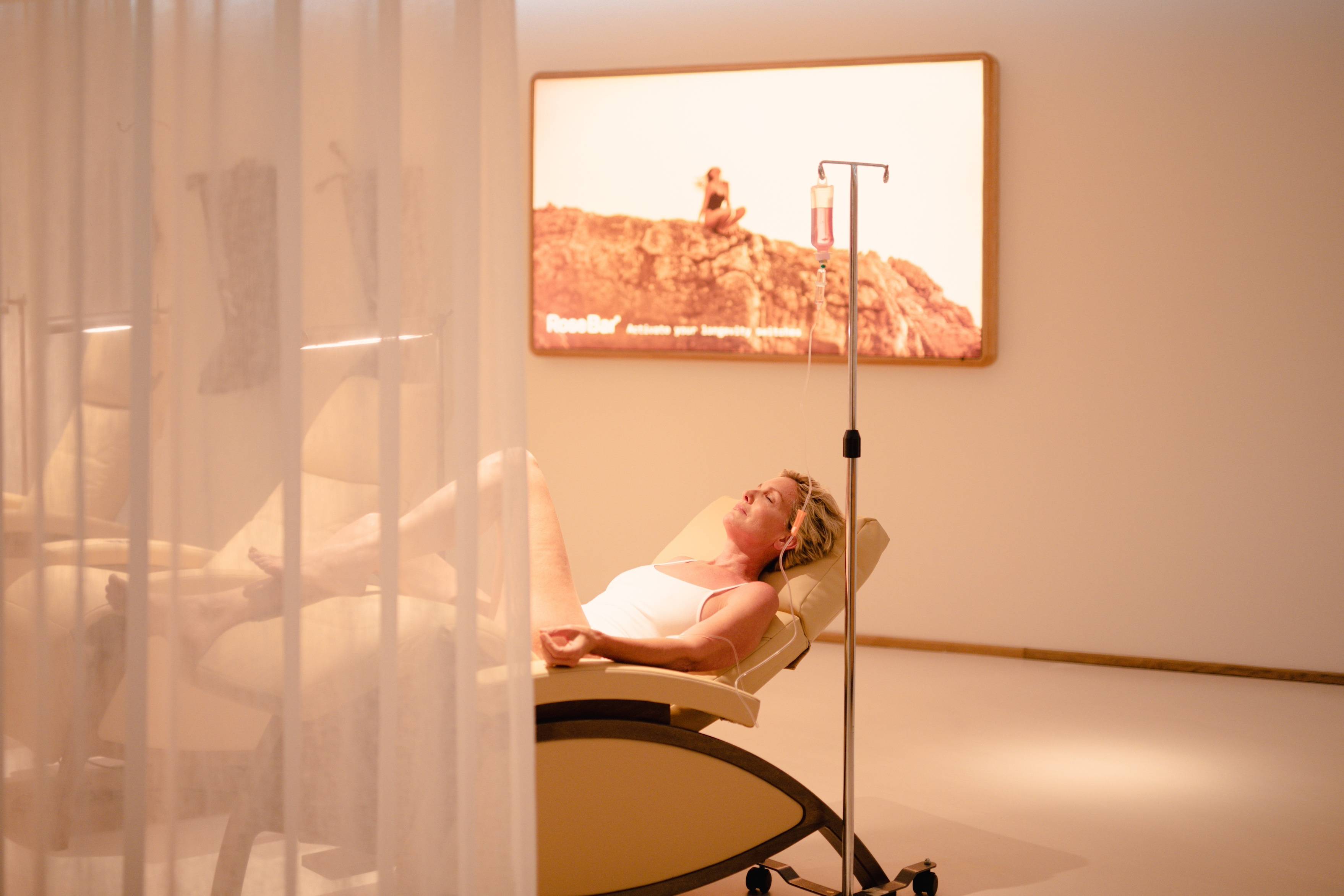 Durante as férias, um hóspede recebe uma infusão intravenosa no resort de bem-estar Six Senses Ibiza, enquanto o mercado de turismo de longevidade se expande rapidamente (Divulgação/Six Senses Ibiza RoseBar)