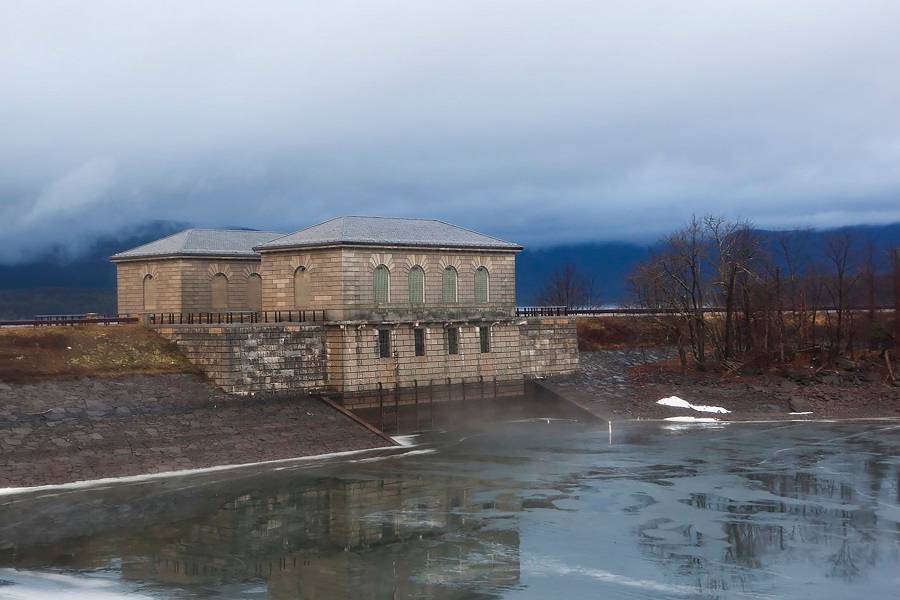 A comporta divisória do Reservatório Ashokan no Parque Catskills, NY, em 12 de janeiro de 2018 (Piotr Redlinski/The New York Times)
