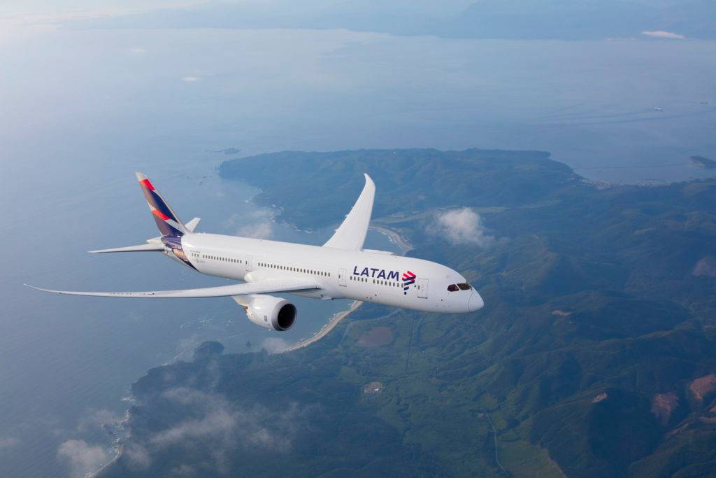 LATAM Boeing 787-9 Dreamliner voando em maio de 2016 (Foto: Wolfe Air Aviation Learjet 25B/Divulgação)