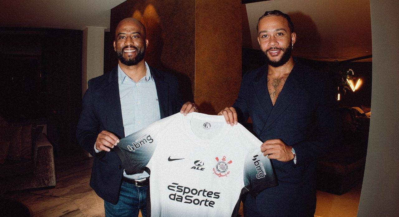 jogador do corinthians segura camisa do time
