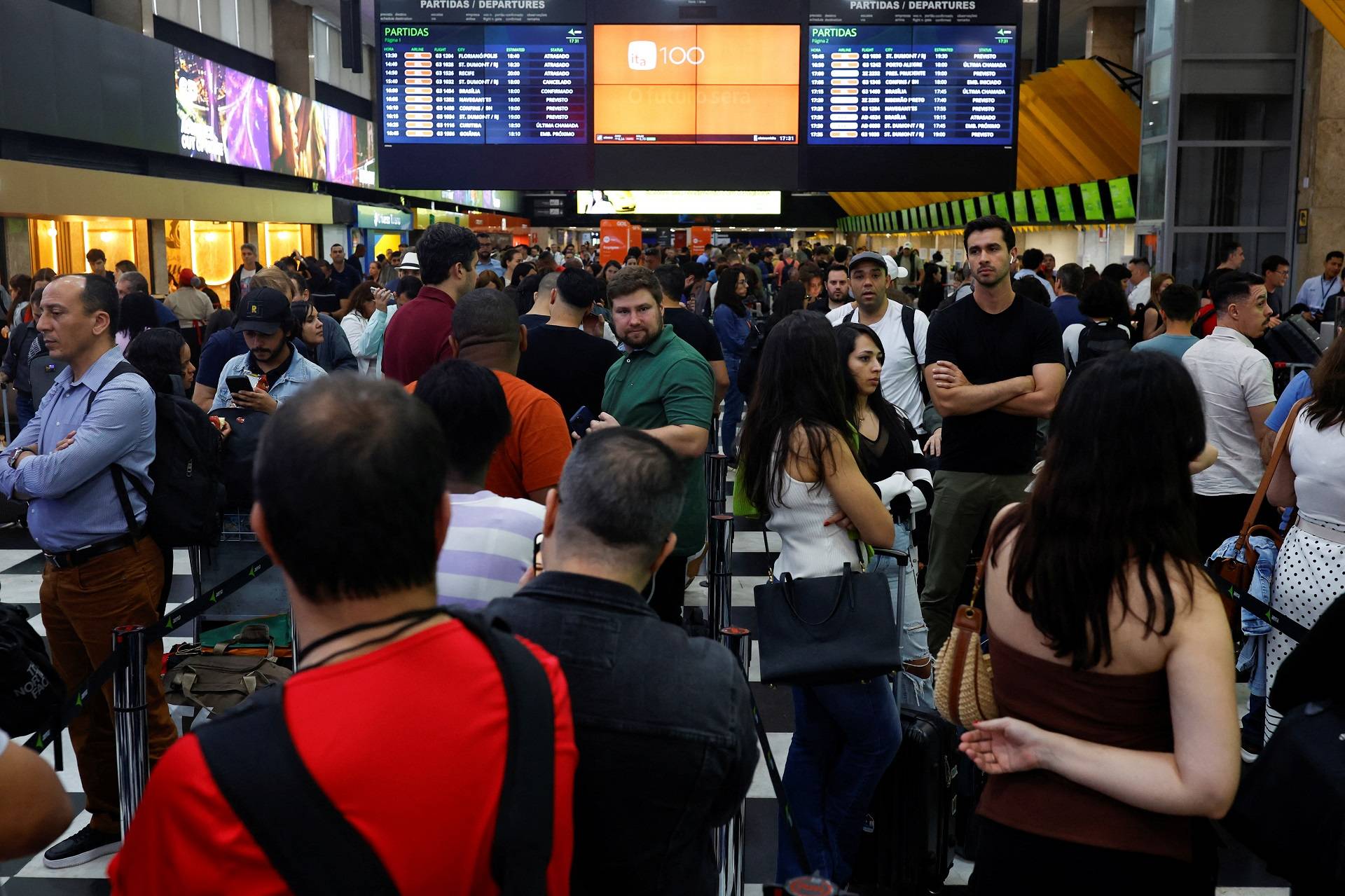 Pessoas fazem fila no setor de check-in após voos serem cancelados devido às fortes chuvas no Aeroporto de Congonhas, em São Paulo, Brasil, 8 de novembro de 2024. REUTERS/Amanda Perobelli
