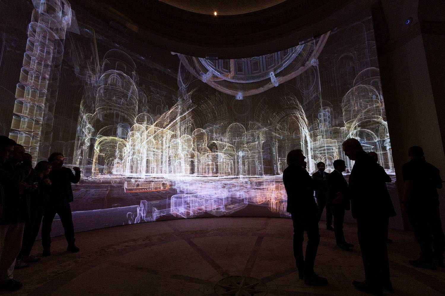 Visitantes observam imagens geradas por IA de corredores e salas dentro da Basílica de São Pedro enquanto o Vaticano apresenta uma nova experiência aprimorada por IA
09/11/2024
REUTERS/Remo Casilli