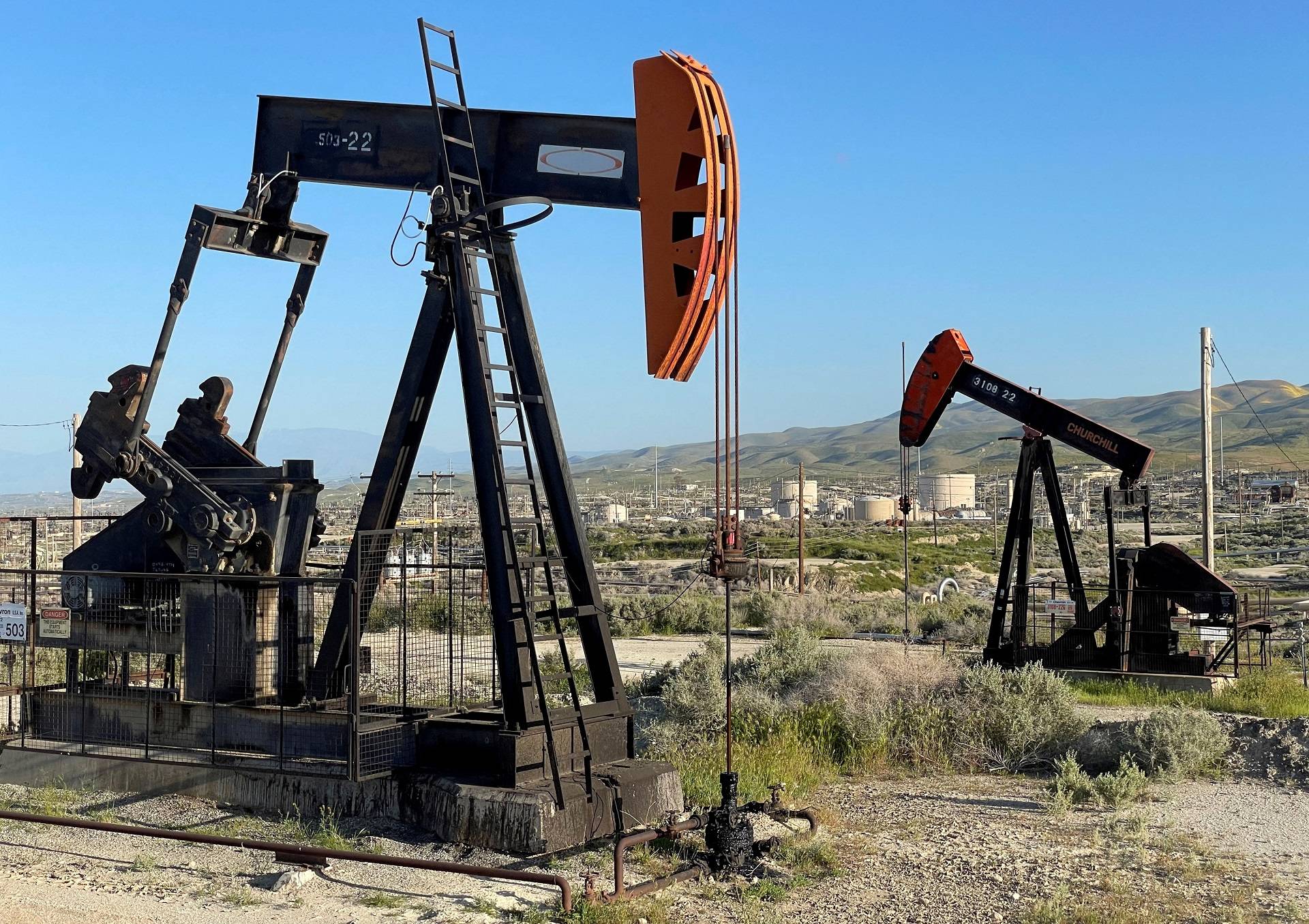 Equipamento de perfuração de petróleo nas proximidades de Fellows, California