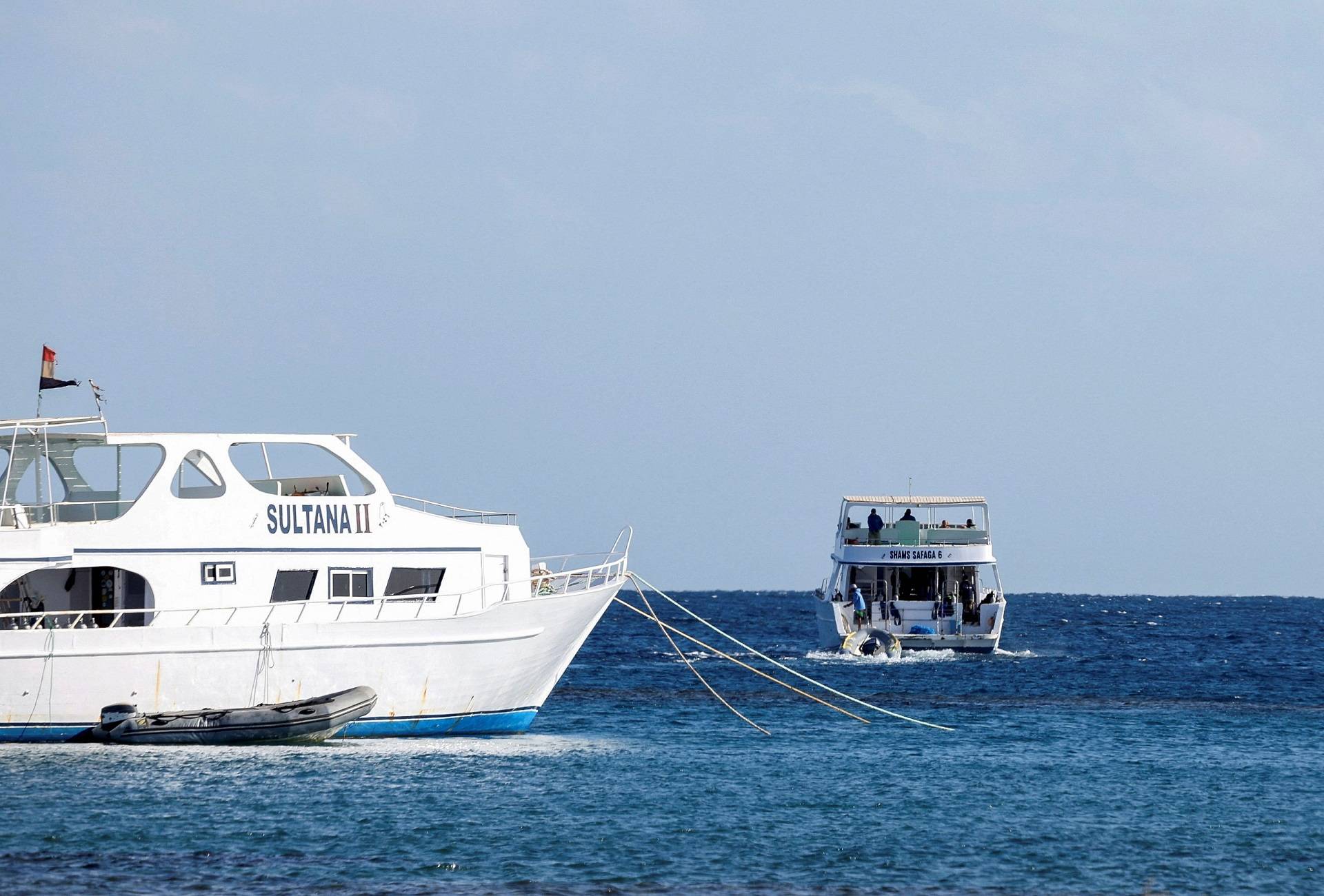 Mergulhadores se preparam para uma sessão de treinamento com turistas perto da praia para onde foram levados os sobreviventes do barco que naufragou na costa do Mar Vermelho, no Egito, ontem, em Marsa Alam, Egito, em 26 de novembro de 2024. REUTERS/Mohamed Abd El Ghan