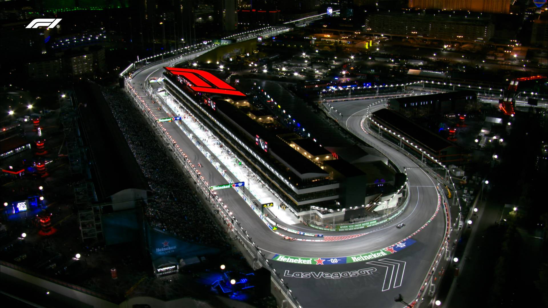 Carros partem para a volta de apresentação do GP de Las Vegas de F1 2024 (Foto: Reprodução/X)