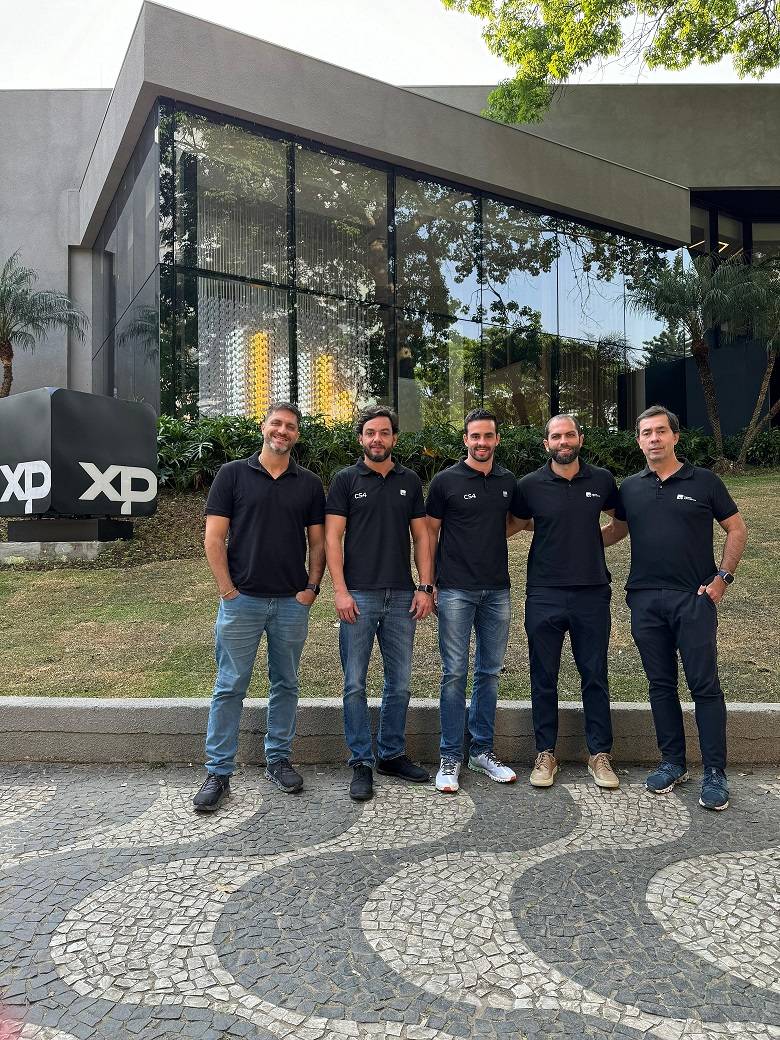 Leonardo Scherr Brandi, Giovanni Pozzi e Raphael Motta - sócios Fundadores da CS4 XP - ao lado de 
Roberto Teixeira de Camargo, sócio CEO de Seguros e Previdência da XP, e Roberto Bell, head Comercial de Seguros de Vida da XP.