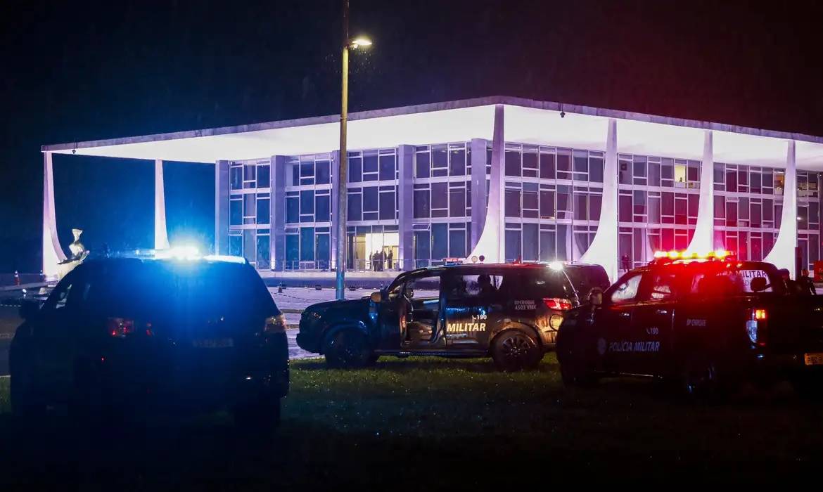 Praça dos Três Poderes é alvo de explosões (Foto: Bruno Peres/Agência Brasil)