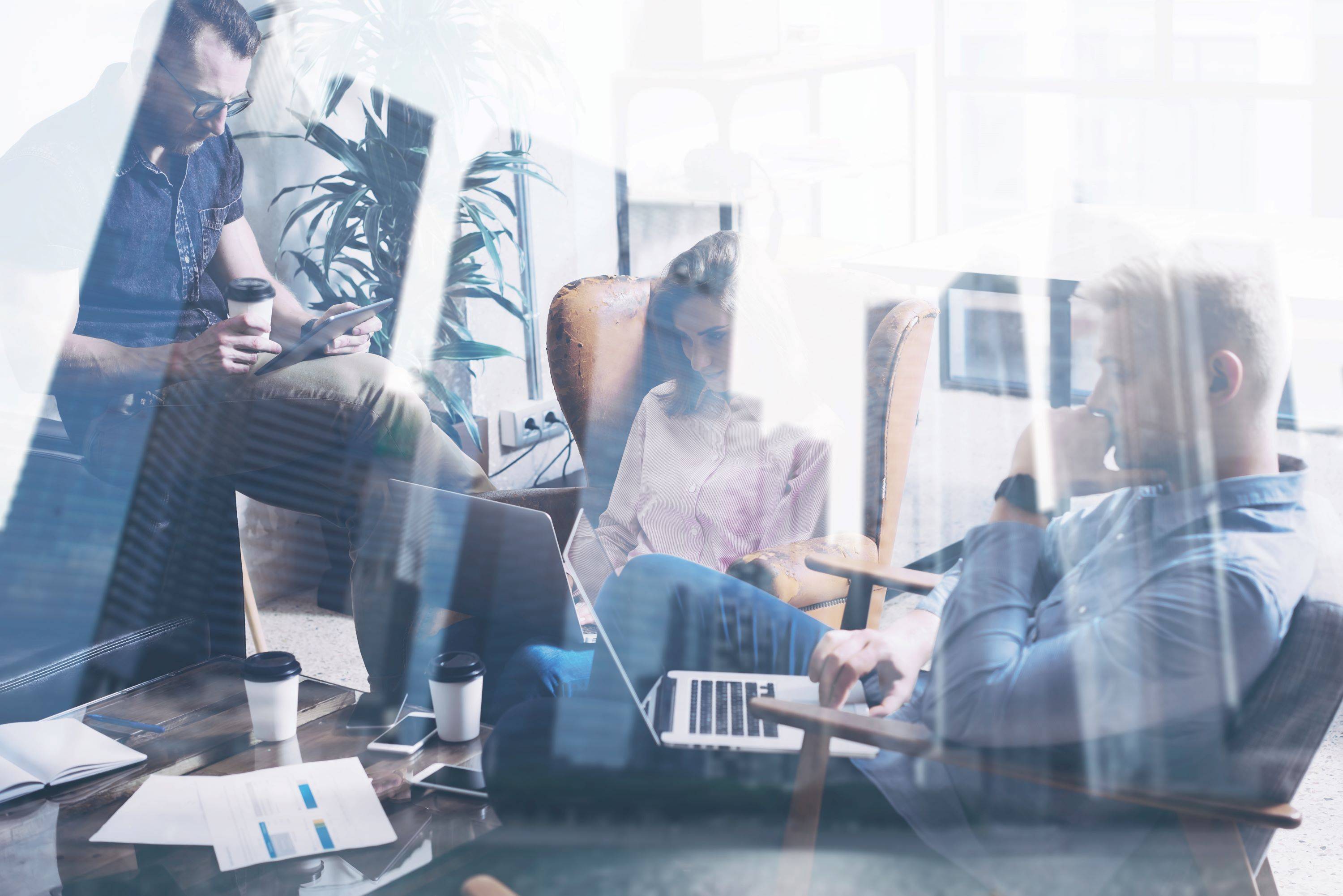 Colegas de trabalho em reunião. Foto: Pinkpills/Getty Images