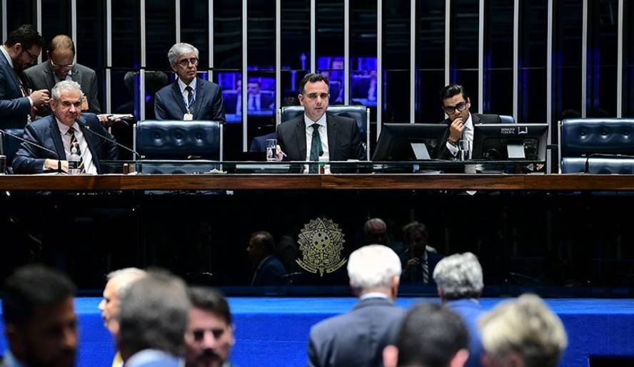 Presidente do Senado, Rodrigo Pacheco, e Angelo Coronel, relator, durante votação do PLP das emendas: meta ainda distante (Foto: Pedro França/Agência Senado)
