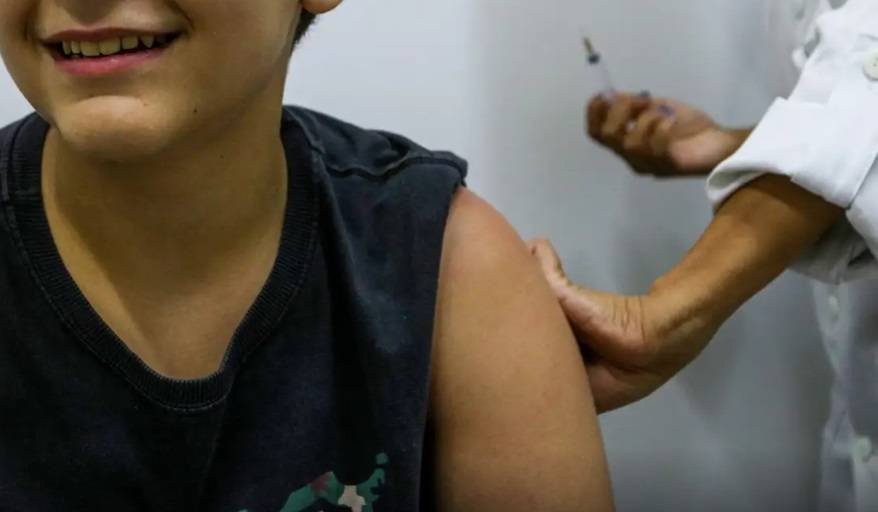 Criança toma vacina contra dengue em São Paulo (SP) (Foto: Rovena Rosa/Agência Brasil)