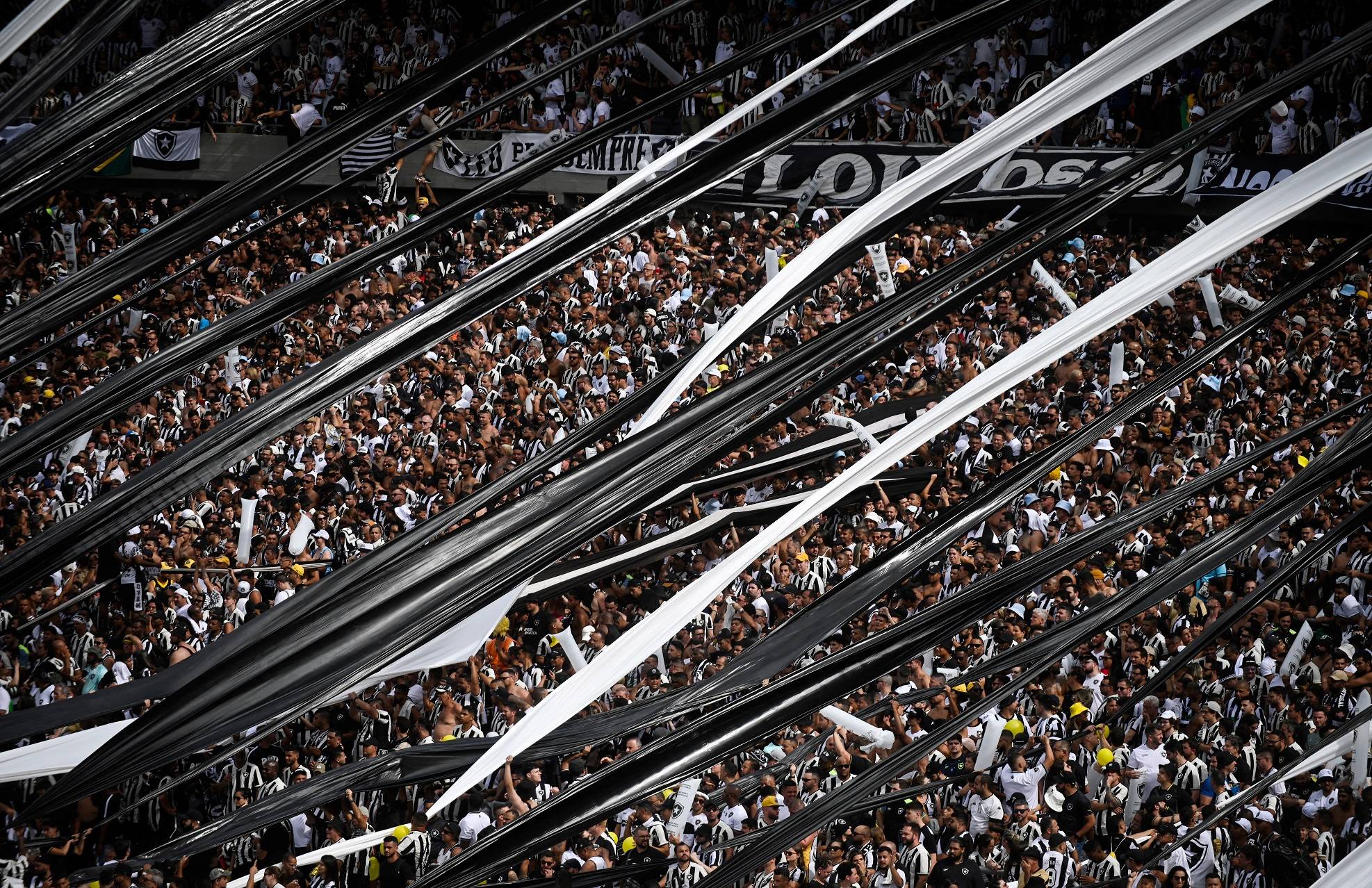 Torcedores do Botafogo dentro do estádio antes da partida contra o Atlético-MG, pela final da Libertadores, em Buenos Aires REUTERS/Mariana Nedelcu