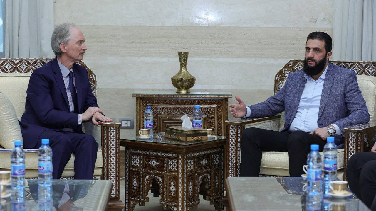 O enviado da ONU para a Síria, Geir Pedersen, se encontra com o chefe do Hayat Tahrir al-Sham e líder de fato da Síria, Ahmed al-Sharaa, também conhecido como Abu Mohammed al-Golani, em Damasco, Síria, nesta imagem divulgada em 15 de dezembro de 2024. Hayat Tahrir Al-Sham/Divulgação via REUTERS