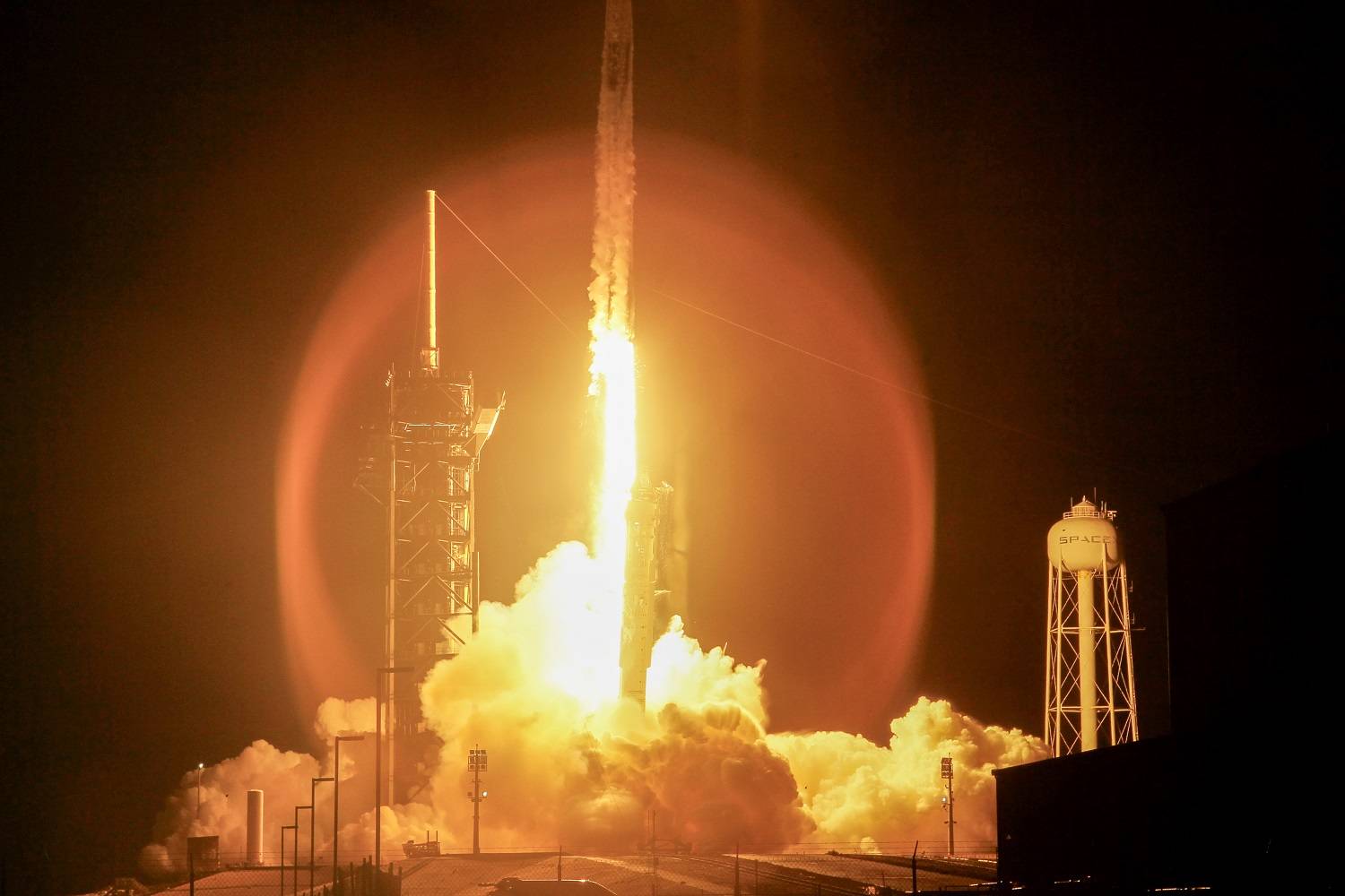 O foguete Falcon 9 da SpaceX, Polaris Dawn, decola do Complexo de Lançamento 39A do Centro Espacial Kennedy da NASA. Fotógrafo: Joe Raedle/Getty Images.

