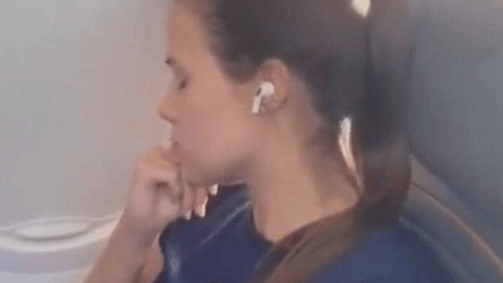 Jeniffer Castro, passageira que se recusou a trocar de lugar no avião (Reprodução)