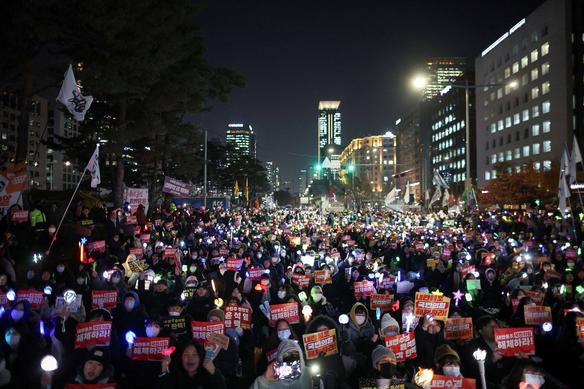 Manifestantes protestam pelo impeachment do presidente da Coreia do Sul, Yoon Suk Yeol, em Seul  - 11/12/2024 (Foto: Kim Hong-Ji/Reuters)