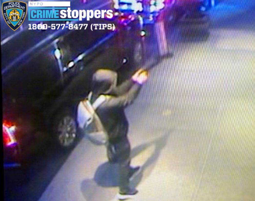 Imagem de câmera de segurança mostra atirador que matou o executivo da UnitedHealth, em Nova York (Foto: Divulgação/NYPD)