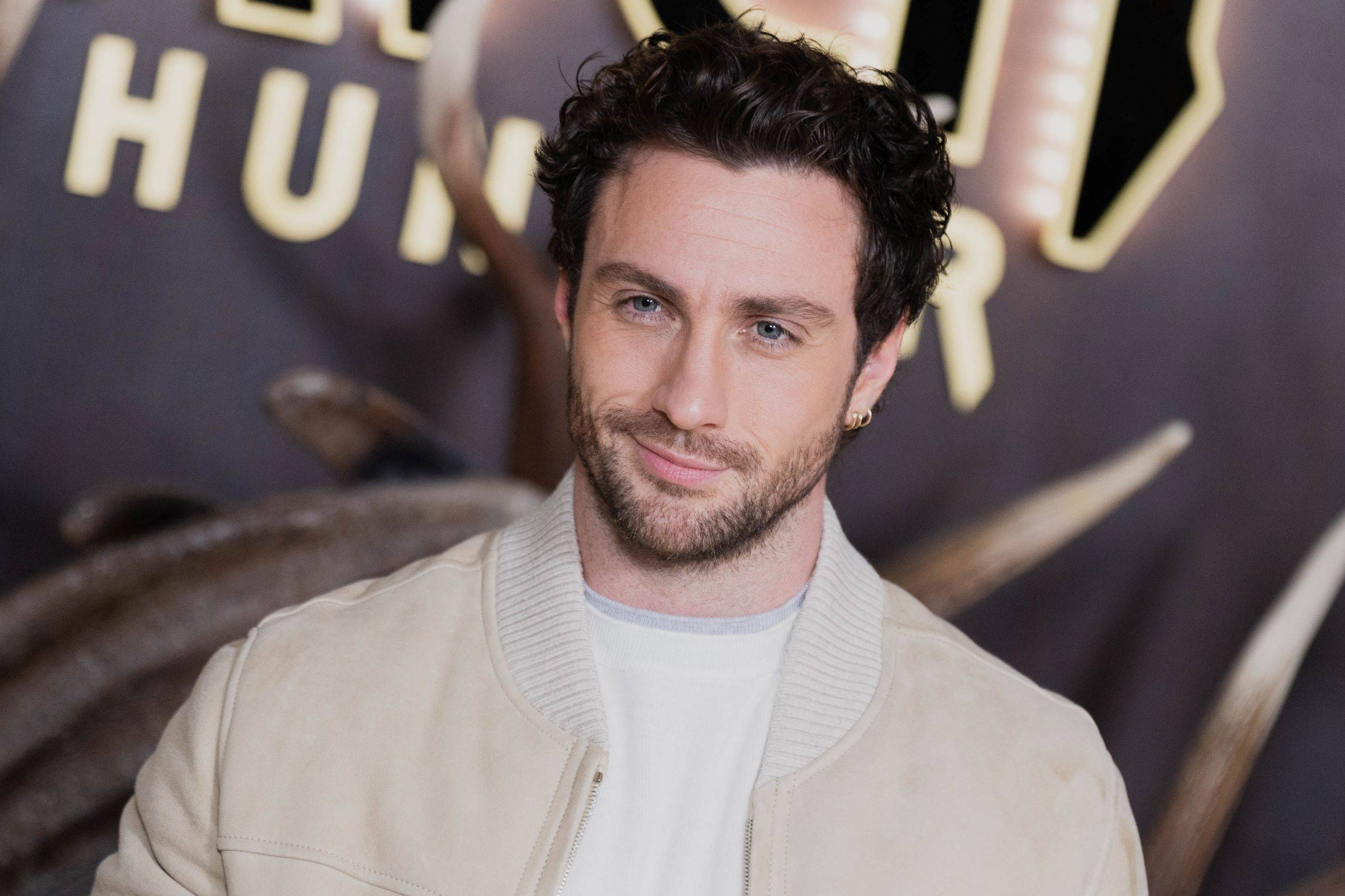 MADRID, ESPANHA - 03 DE DEZEMBRO: Aaron Taylor-Johnson participa da coletiva de imprensa de ‘Kraven The Hunter’ no Espacio G69 em 03 de dezembro de 2024, em Madrid, Espanha. (Foto de Patricia J. Garcinuno/WireImage)