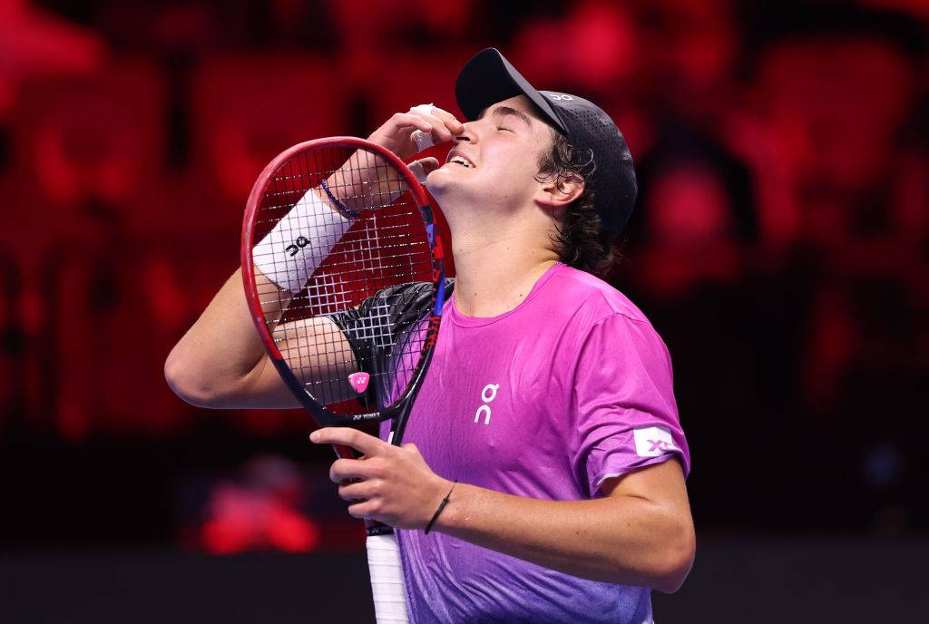 JEDDAH, ARÁBIA SAUDITA - 20 DE DEZEMBRO: Joao Fonseca, do Brasil, reage durante sua partida da fase de grupos de simples masculinos contra Jakub Mensik, da República Tcheca, no terceiro dia das Finais Next Gen ATP apresentadas pelo PIF, na Cidade Esportiva King Abdullah em 20 de dezembro de 2024, em Jeddah, Arábia Saudita. (Foto por Francois Nel/Getty Images)

