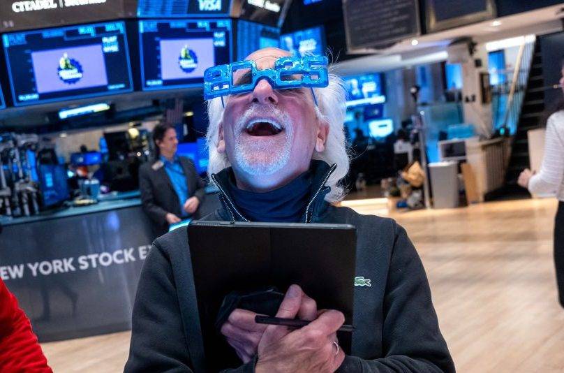 NOVA YORK, NOVA YORK - 31 DE DEZEMBRO: Traders trabalham no pregão da Bolsa de Valores de Nova York (NYSE) no último dia de negociação do ano, em 31 de dezembro de 2024, na cidade de Nova York. As ações subiram ligeiramente nas negociações matinais, após algumas semanas decepcionantes no final do ano, que viram quedas significativas no valor de mercado. (Foto de Spencer Platt/Getty Images)

