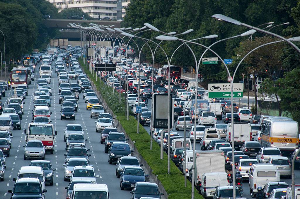 Congestionamento na Avenida 23 de Maio, São Paulo, Brasil (Foto de Paulo Fridman/Corbis via Getty Images)
