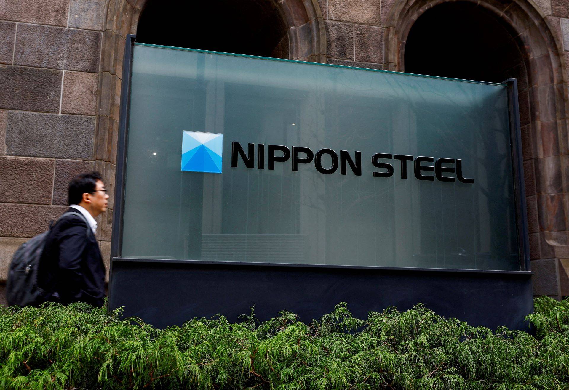 Logotipo da Nippon Steel na sede da empresa, em Tóquio, Japão - 01/04/2024
(Foto: Issei Kato/Reuters)