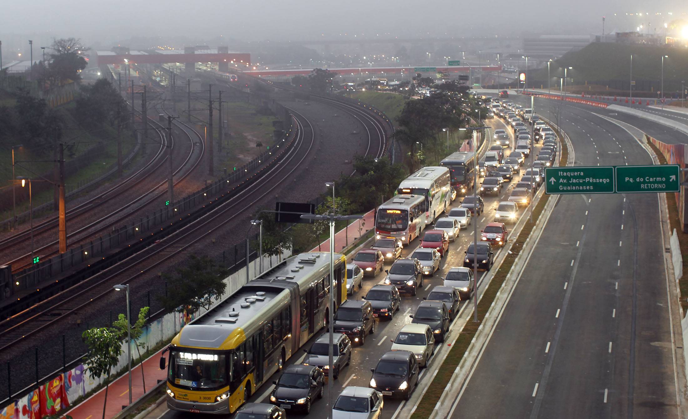 Brasil, São Paulo, SP, 05/06/2014. Trânsito congestionado na Radial Leste, sentido centro de São Paulo, após suspensão do rodízio de veículos devido à greve dos metroviários. As placas com final 7 e 8 poderão circular normalmente na capital. - Crédito:WERTHER SANTANA/ESTADÃO CONTEÚDO/AE/Código imagem:171465