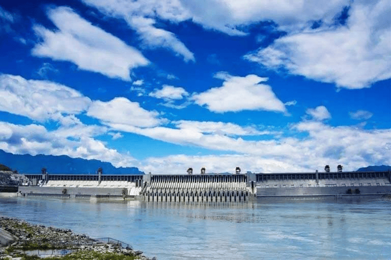 A barragem de Três Gargantas, na China, hoje a maior do mundo (Foto: Divulgação/Yangtze Cruise Ships)