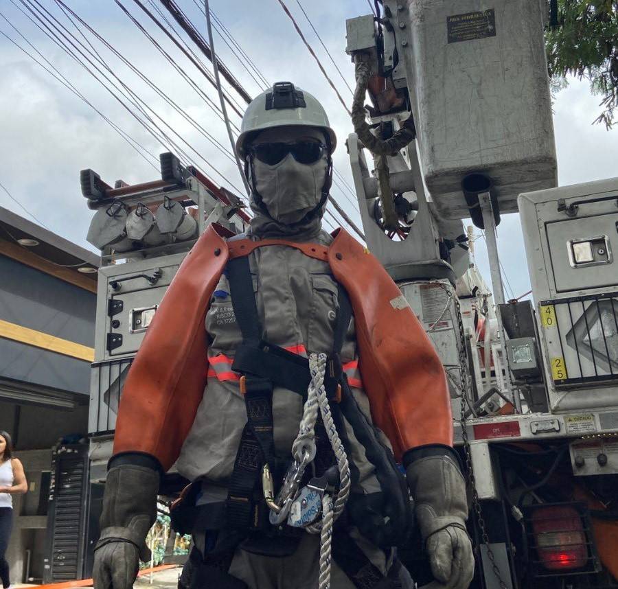 Funcionário da Enel, durante trabalho de manutenção da rede (Foto: Reprodução do X/@EnelClientesBR)