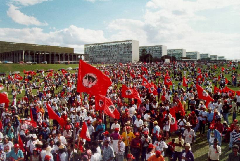 Imagem de manifestação durante o 3º Congresso Nacional do MST, sob o lema "Reforma Agrária, Uma Luta de Todos", em 1995 (Foto: Coletivo de Acervo e Memória MST)