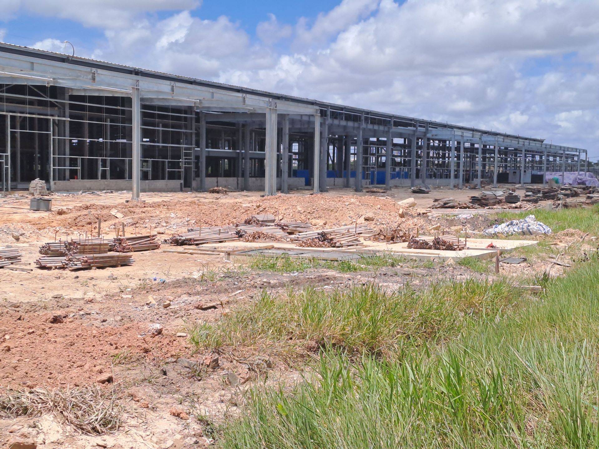 Obras da fábrica da BYD em Camaçari, Bahia. (Foto: Iuri Santos)