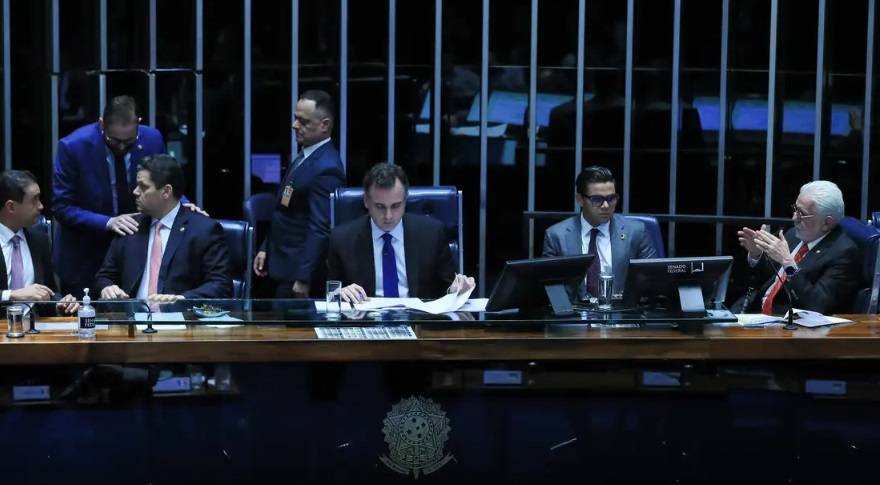 O presidente do Senado, Rodrigo Pacheco (PSD-MG), comanda sessão no plenário (Foto: Lula Marques/Agência Brasil)
